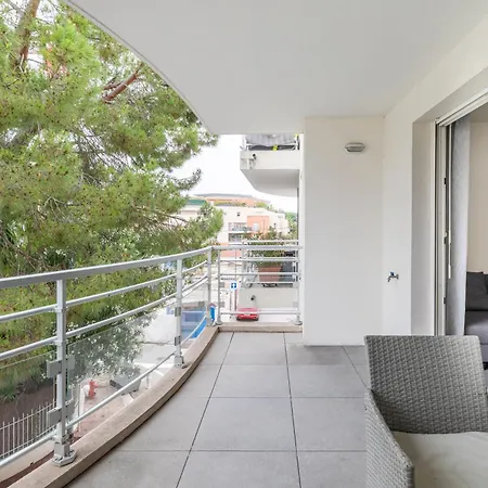 Appartement Le Printemps, Centre Juan Les Pins , 100m Des Plages, 70m De La Gare De Juan Les Pins *